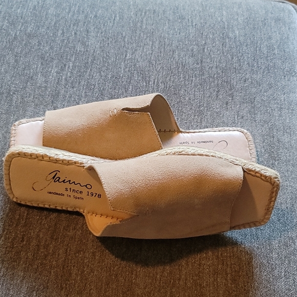 Women's mules.  Light tan suede upper and espadrille type bottom. Size 41 - Picture 3 of 4